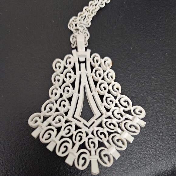 Vintage Trifari White Enamel Chain & Pendant Necklace and Earrings - Picture 6 of 14